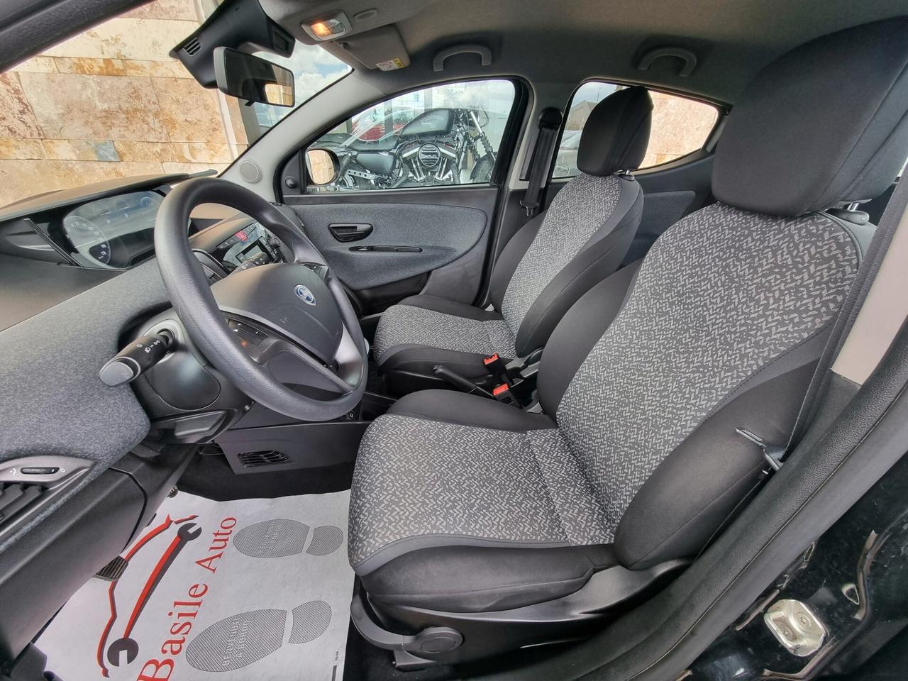 Lancia Ypsilon 1.0 FireFly 5 porte S&S Hybrid Silver