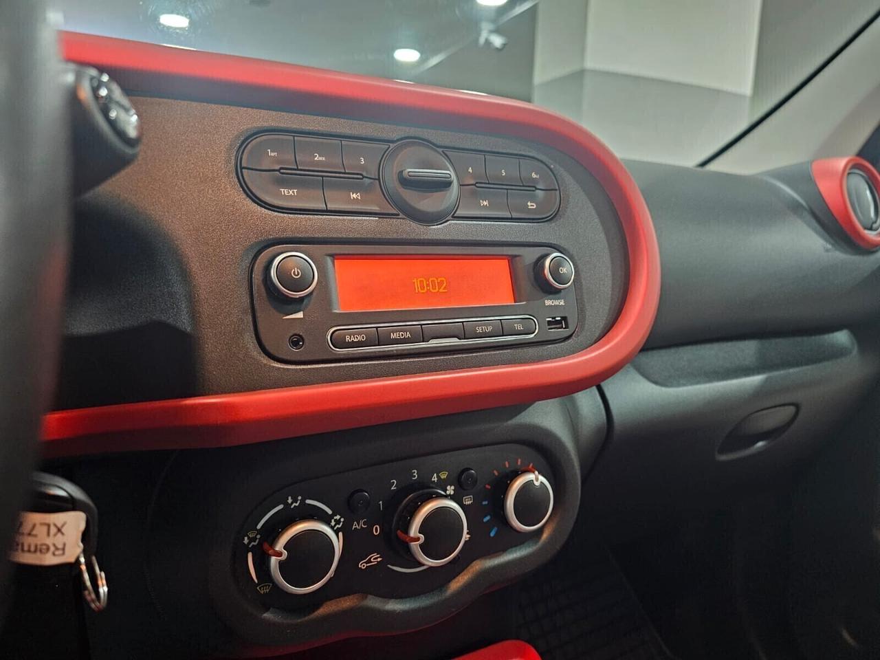 NUOVA RENAULT TWINGO ENERGY INTENS SCe 1.0 BENZ 65CV. GARANZIA UFFICIALE RENAULT. AUTO COME NUOVA.