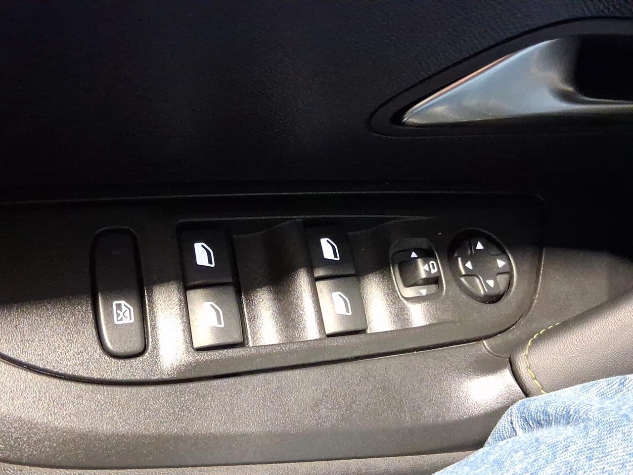 Peugeot 2008 Hybrid 145CV e-DCS6 GT