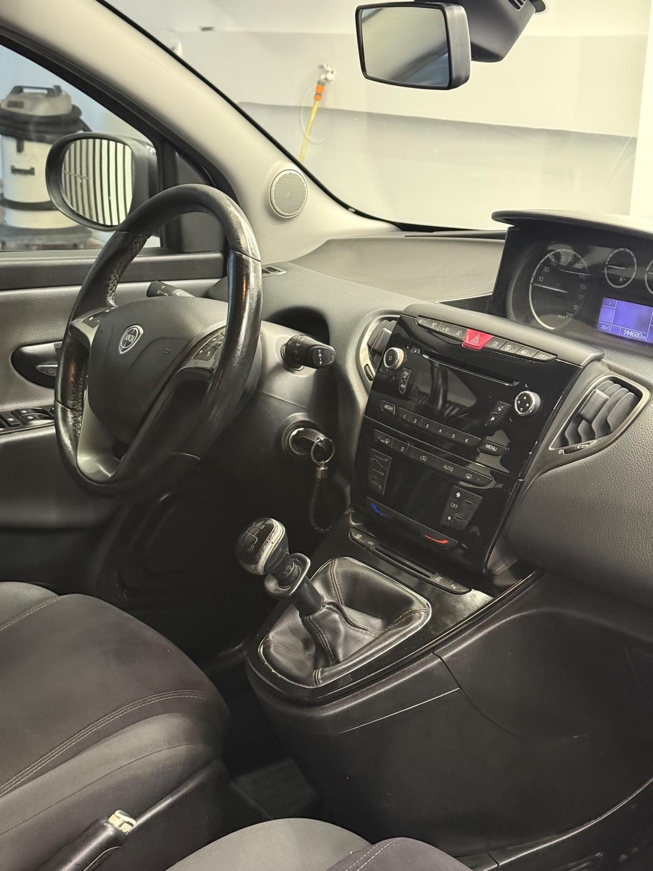 Lancia Ypsilon 0.9 TwinAir 85 CV 5 porte S&S Platinum