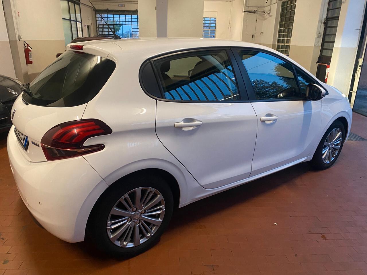 Peugeot 208 PureTech 82 5 porte Allure