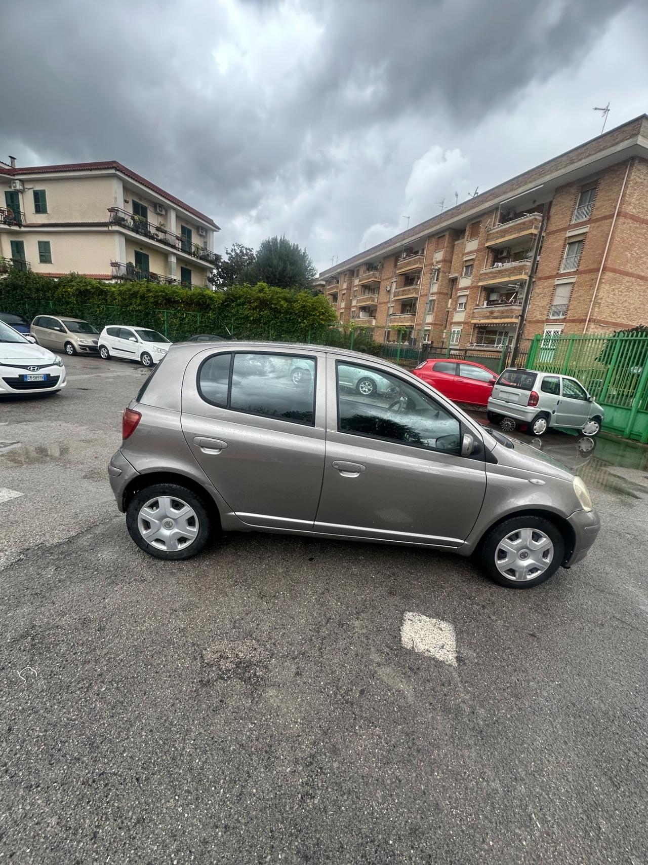 Toyota Yaris 1.0i 16V cat 5 porte Sol