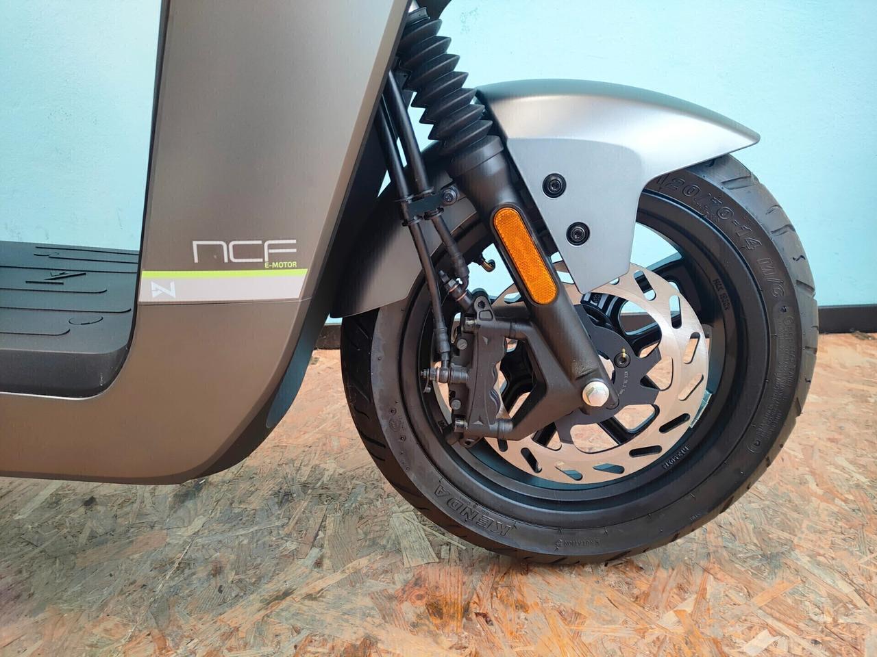 Nmoto NCF S : l'e-scooter che ti porta anche in autostrada
