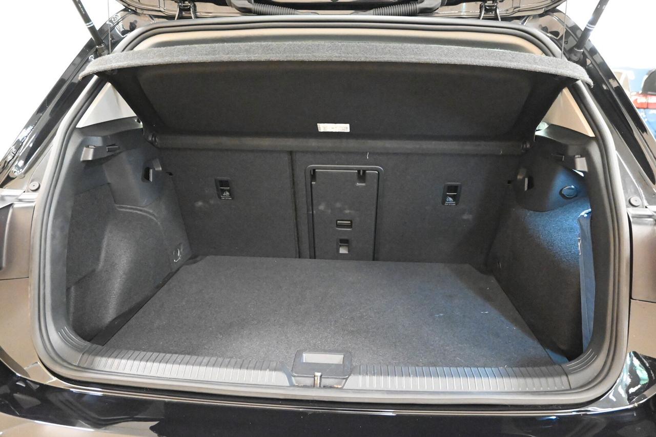 VOLKSWAGEN Golf 8ª serie Golf 1.0 eTSI EVO DSG...