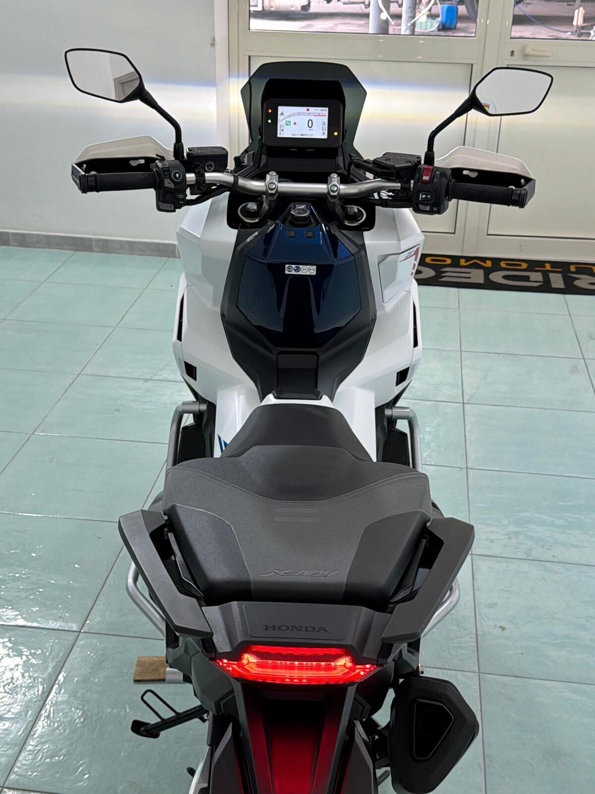 Honda X-ADV 750 travel edition