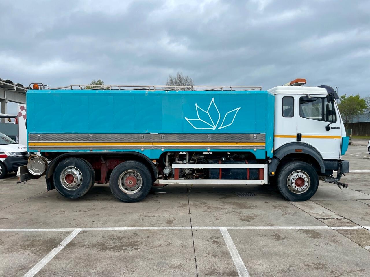 MERCEDES-BENZ 25-34 SK 6X2 LAVASTRADE CON CISTERNA IN ACCIAIO