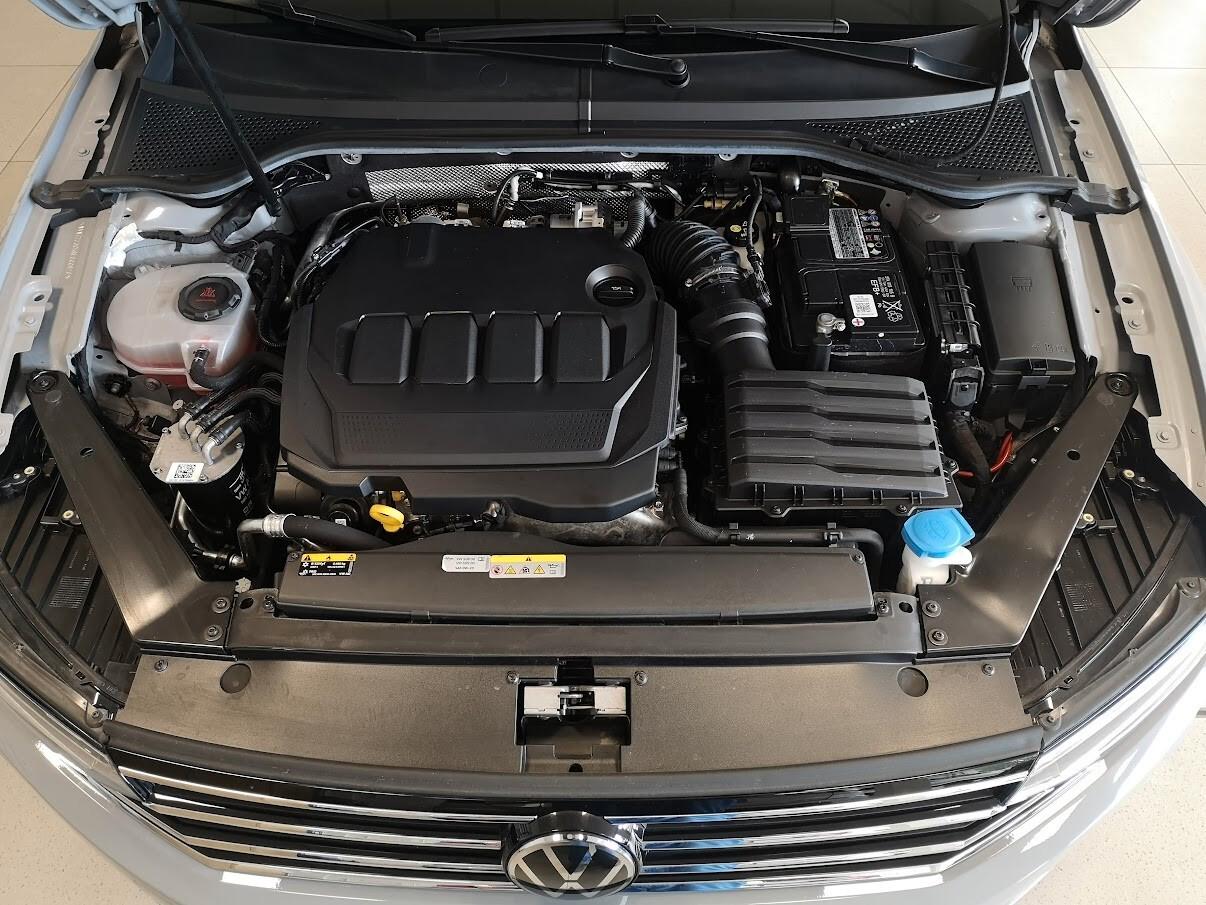 Volkswagen Passat Variant 2.0 TDI SCR EVO DSG Business NAVI - RETROCAMERA