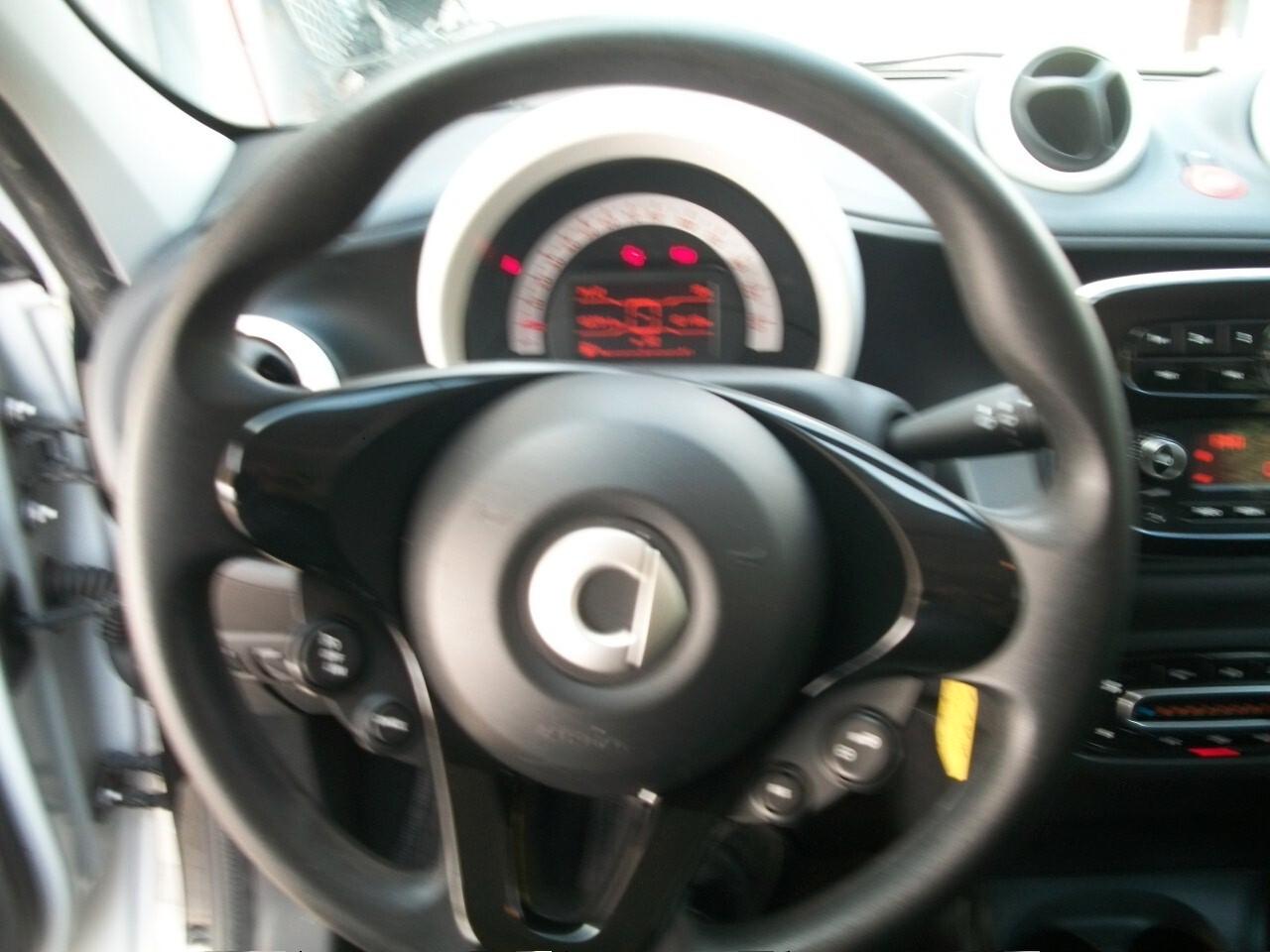 Smart ForFour 70 1.0 Passion cc999 euro 06 benzina 05 porte si neopatentati garanzia un anno km 102898 taliandati bi colore28