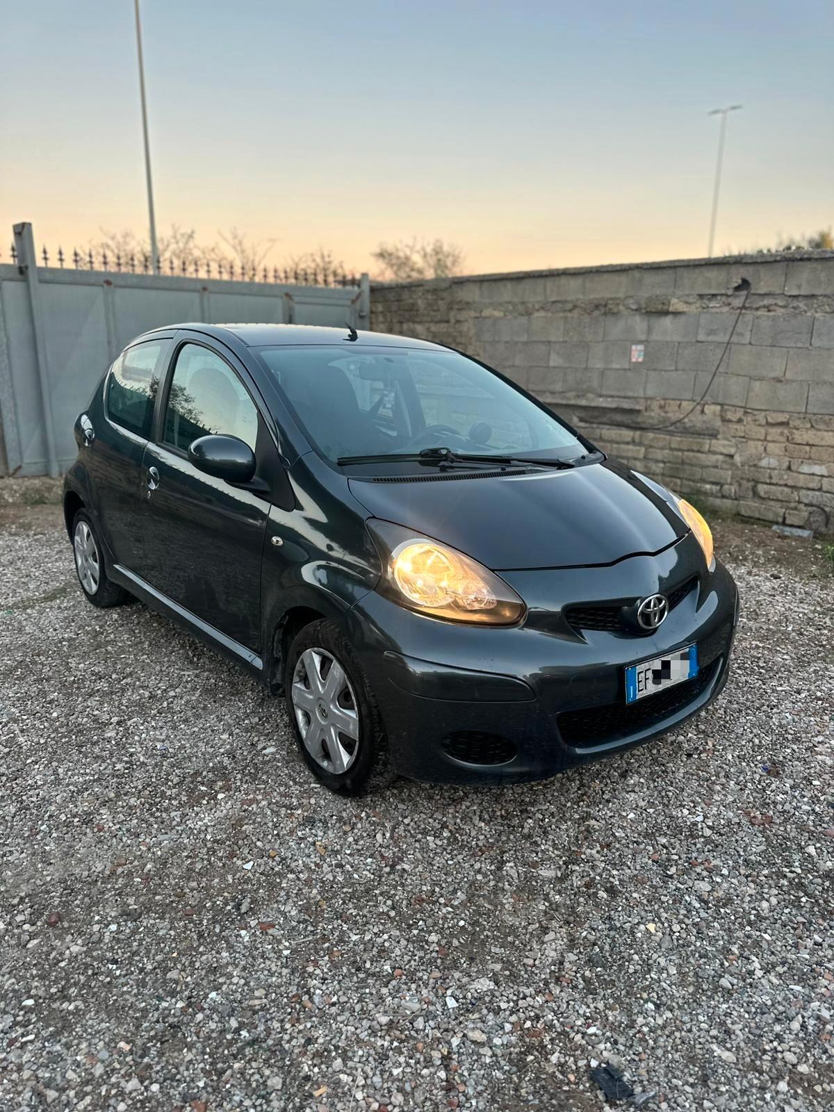 Toyota Aygo 1.0 12V VVT-i 5 porte Sol Connect Red Edition