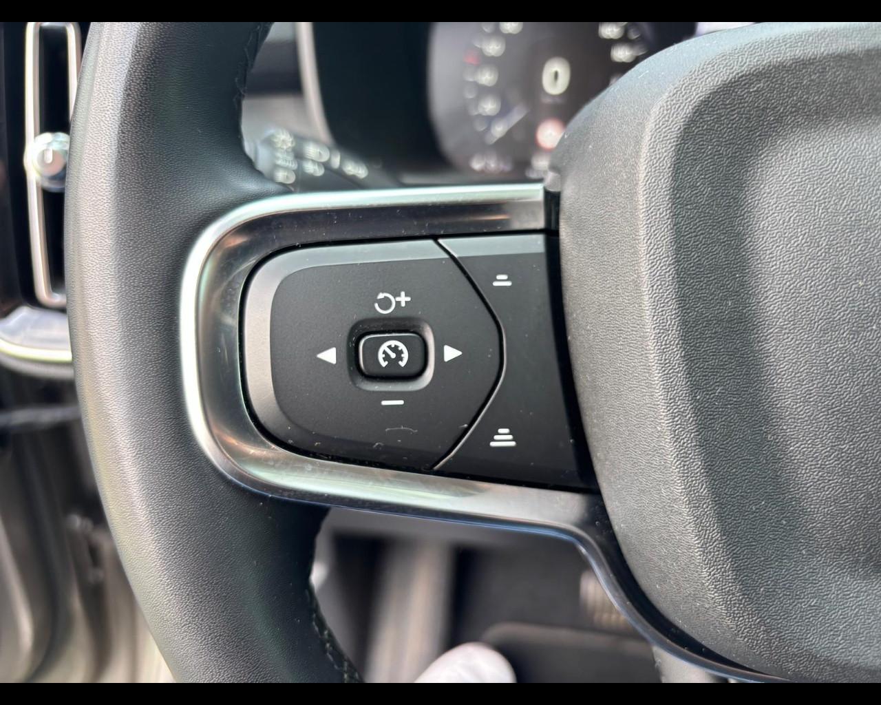 VOLVO XC40 N1 - XC40 N1 1.5 T2 Momentum geartronic AUTOCARRO