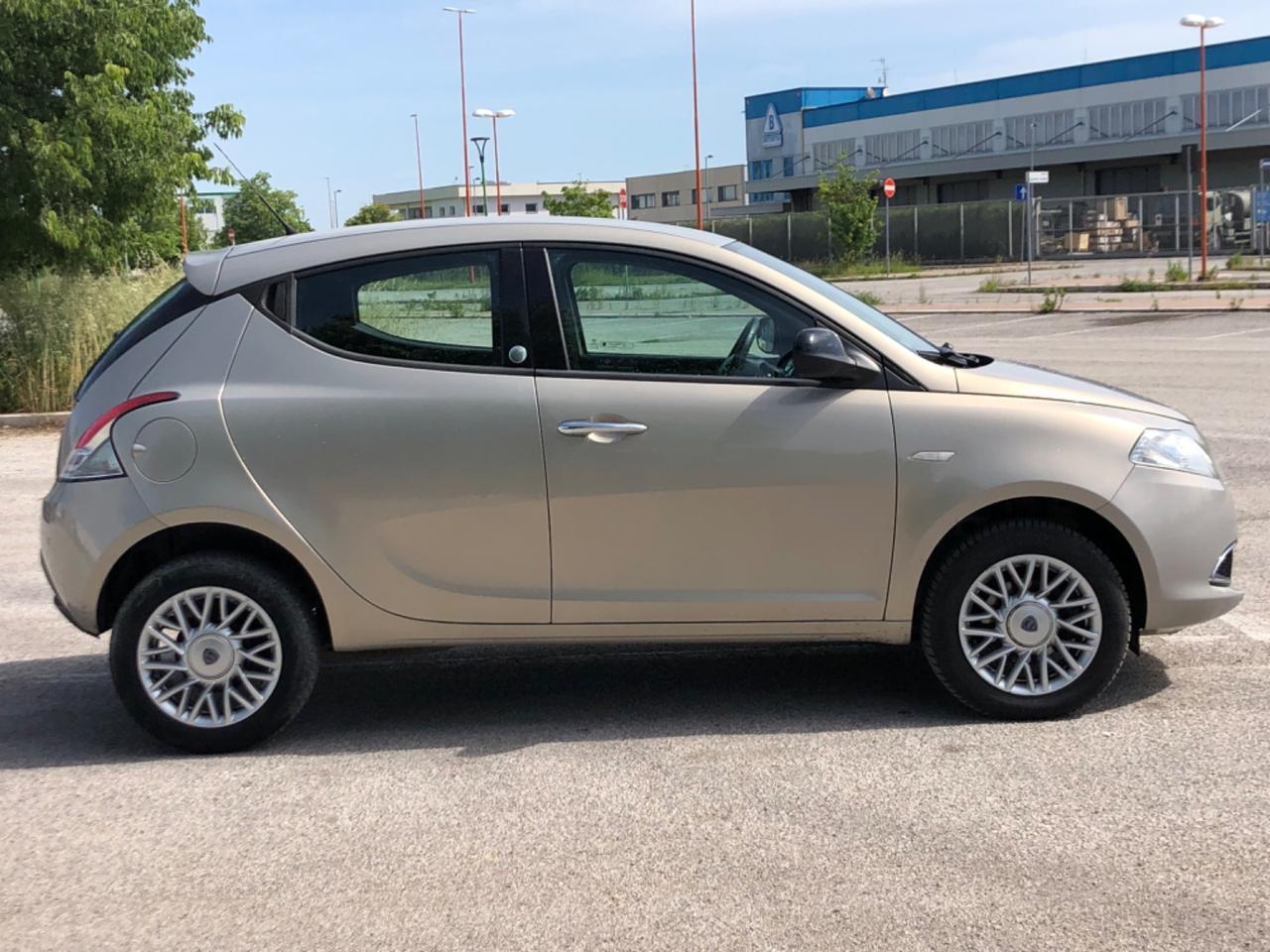 Lancia Ypsilon 0.9 TwinAir 85 CV 5 porte Metano Ecochic Gold