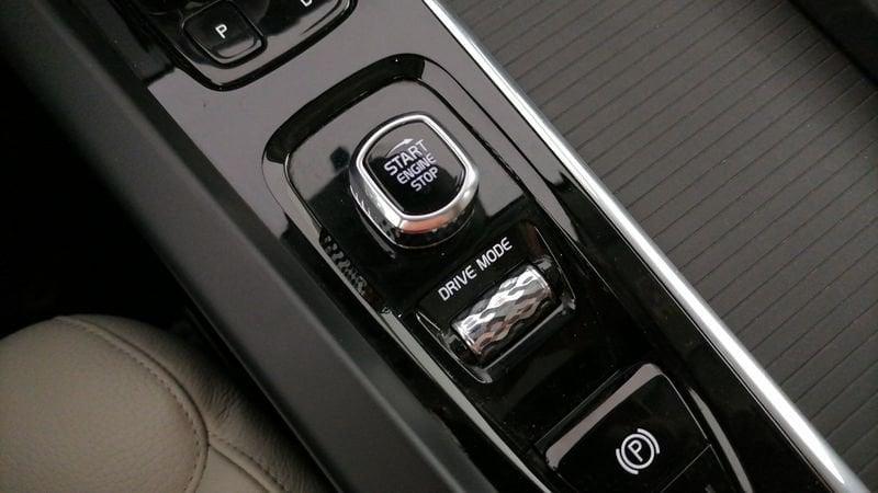 Volvo XC60 2.0 b5 Momentum Pro awd auto