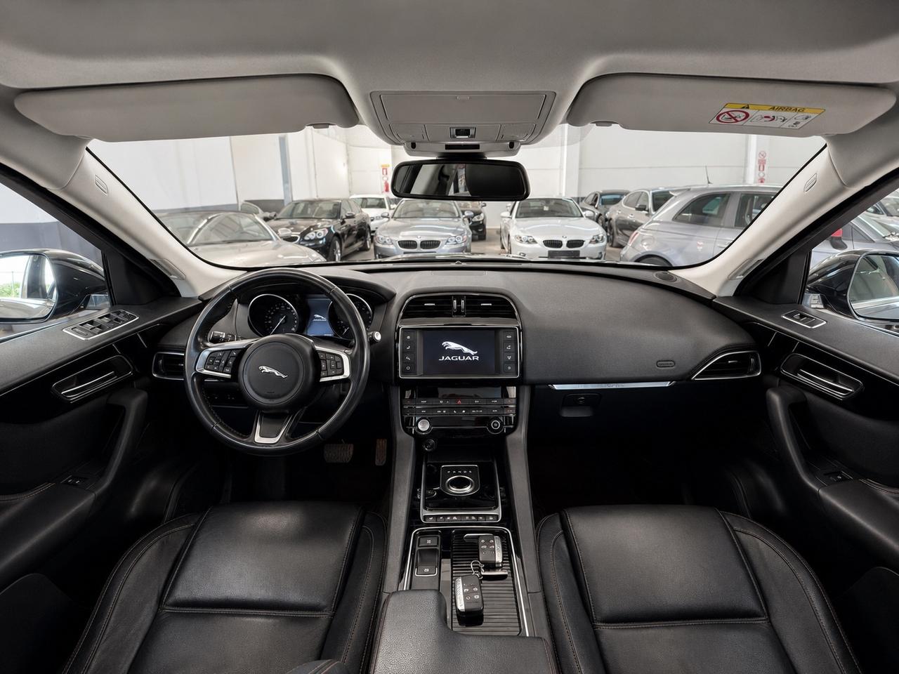 Jaguar F-Pace 2.0 D 180 CV AWD TETTO . CATENA NUOVA
