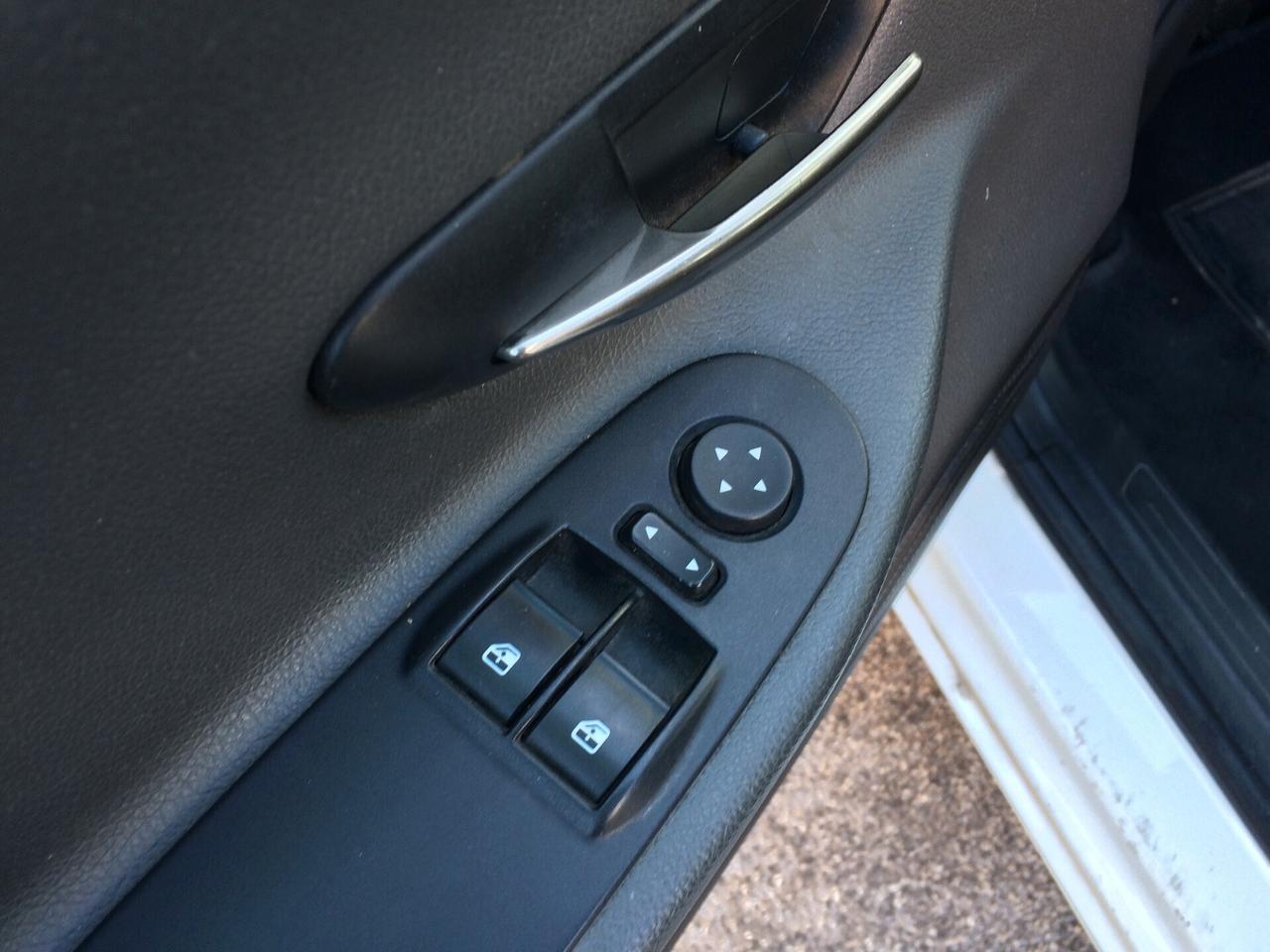 Lancia Ypsilon 1.2 69 CV 5 porte GPL Gold tagliandata distribuzione eseguita a km 138000 garanzia !