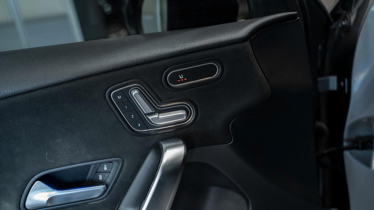 Mercedes-benz A 180 D PREMIUM PLUS AMG TETTO PACK LUCI MULTIBEAM FULL OPTIONAL