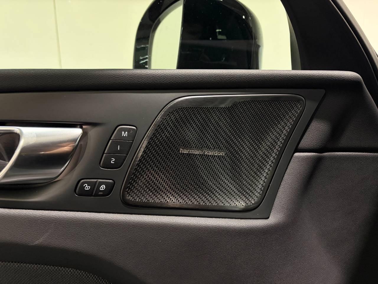 VOLVO XC60 B5 AWD PLUS DARK AUTO