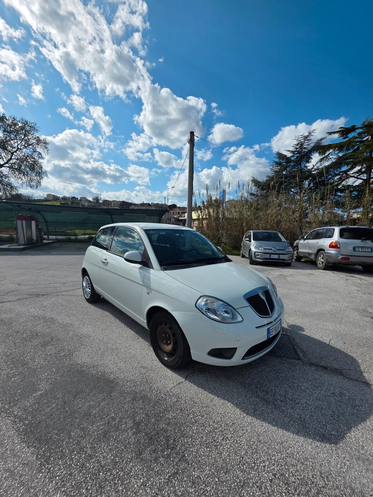 Lancia Ypsilon neo patentati 81000 km
