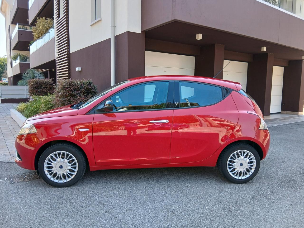 Lancia Ypsilon 1.2 69 CV 5 porte Silver tua a € 165 mese