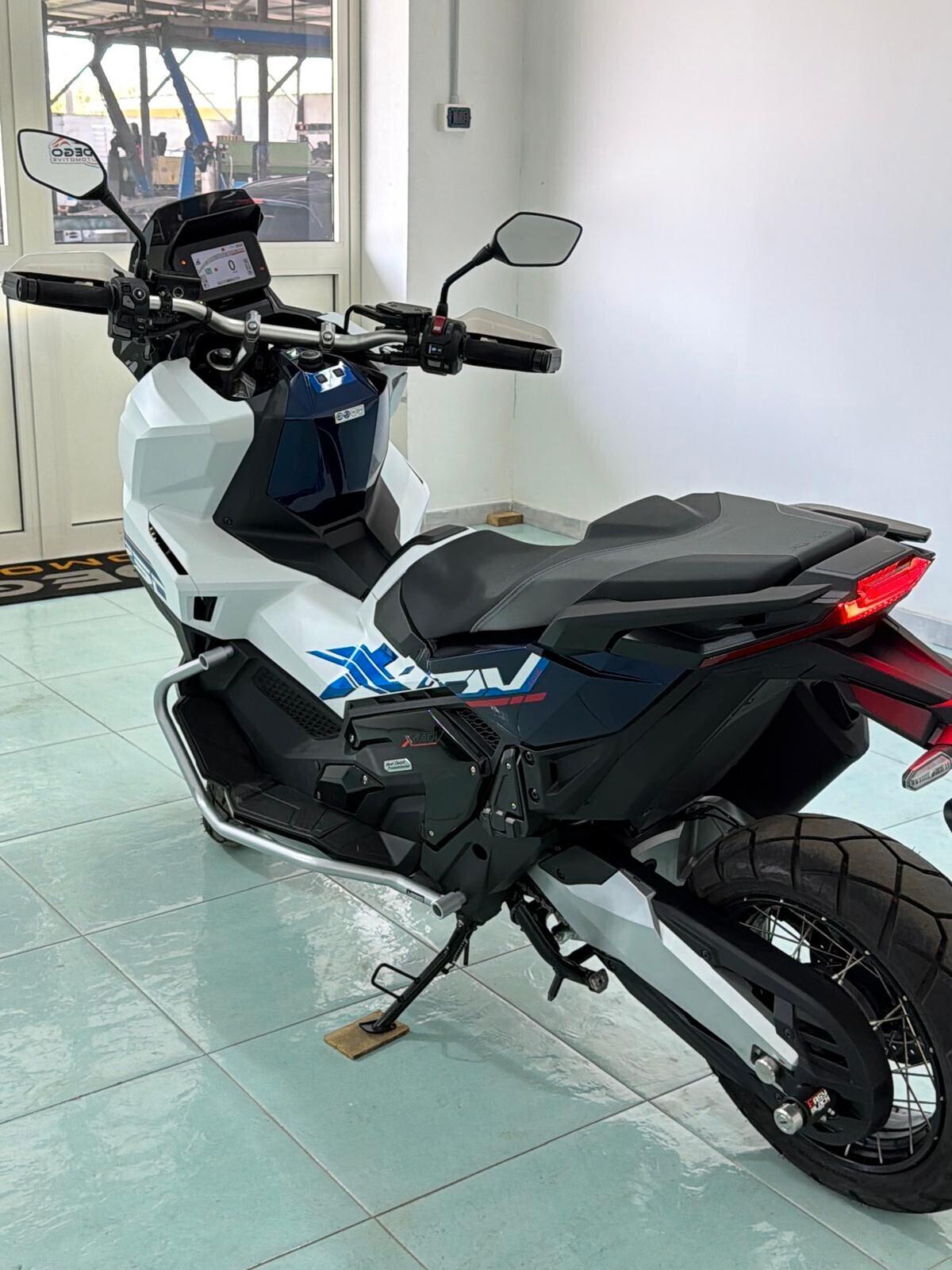 Honda X-ADV 750 travel edition