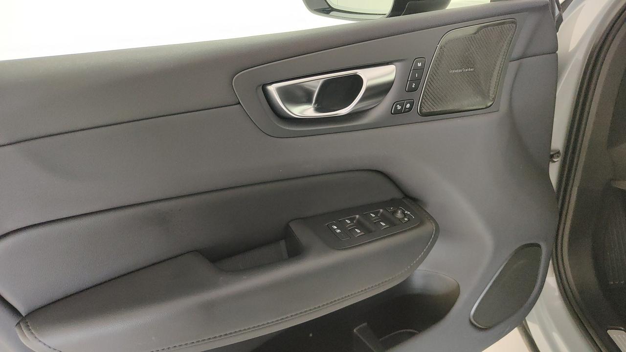 VOLVO XC60 2.0 b4 Plus Dark auto