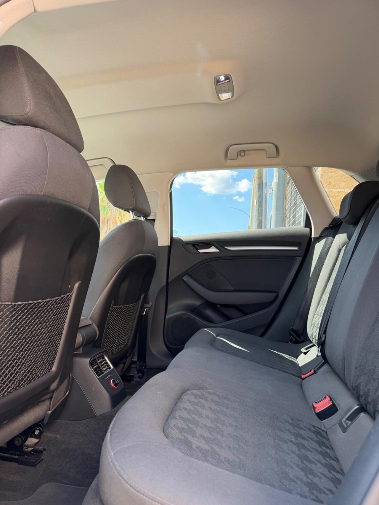 Audi A3 1.6 TDI 110 cv Attraction-2015/LED/NAVI