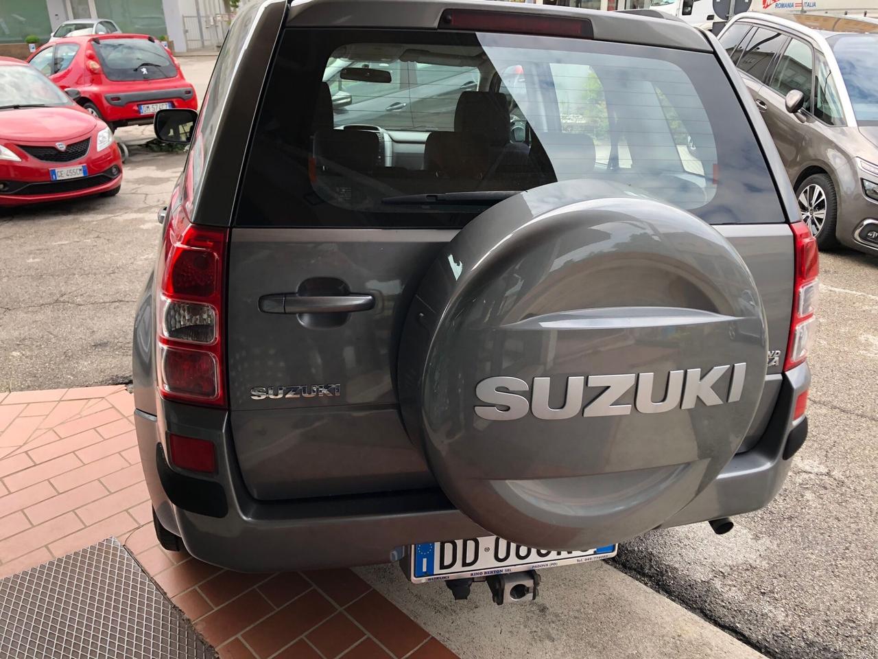 Suzuki Grand Vitara 1.9 DDiS 5 porte gancio traino, neopatentati