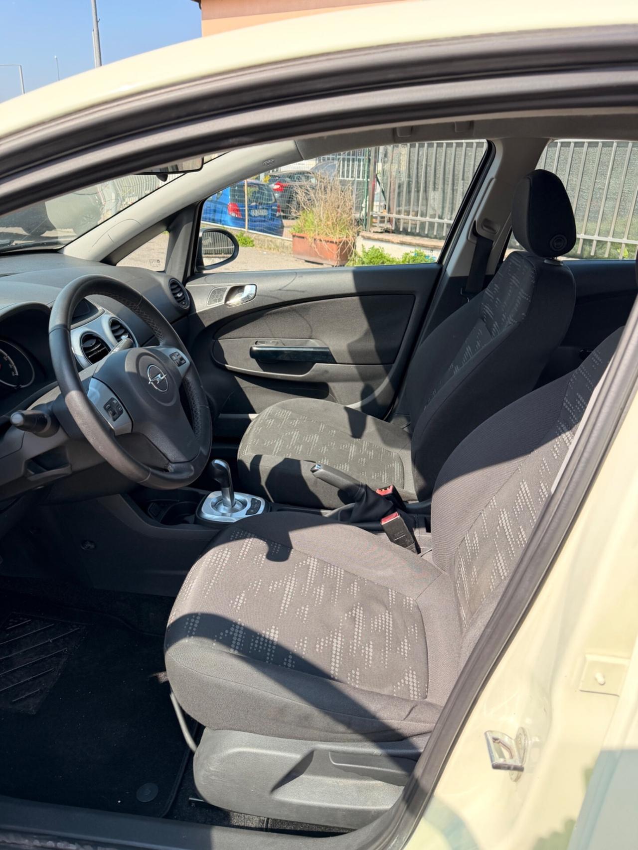 Opel Corsa 1.2 5 porte Club CAMBIO AUTOMATICO