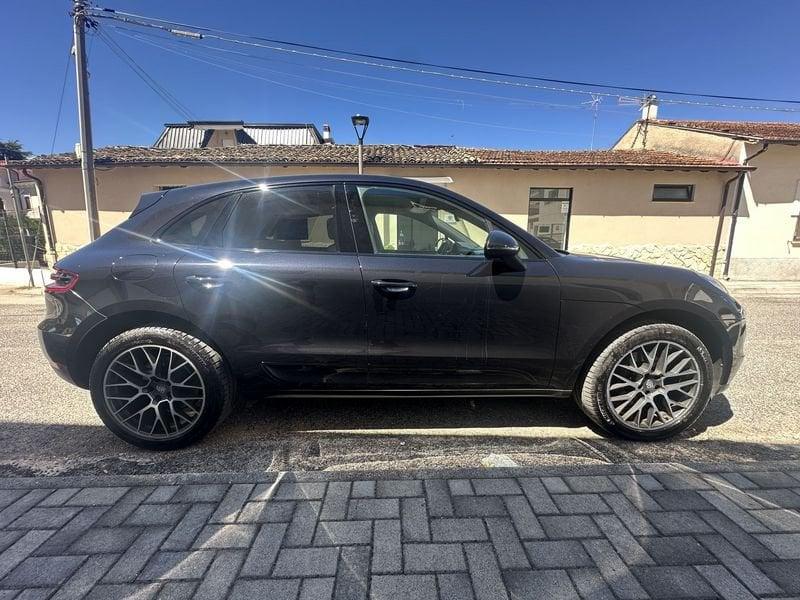 Porsche Macan -