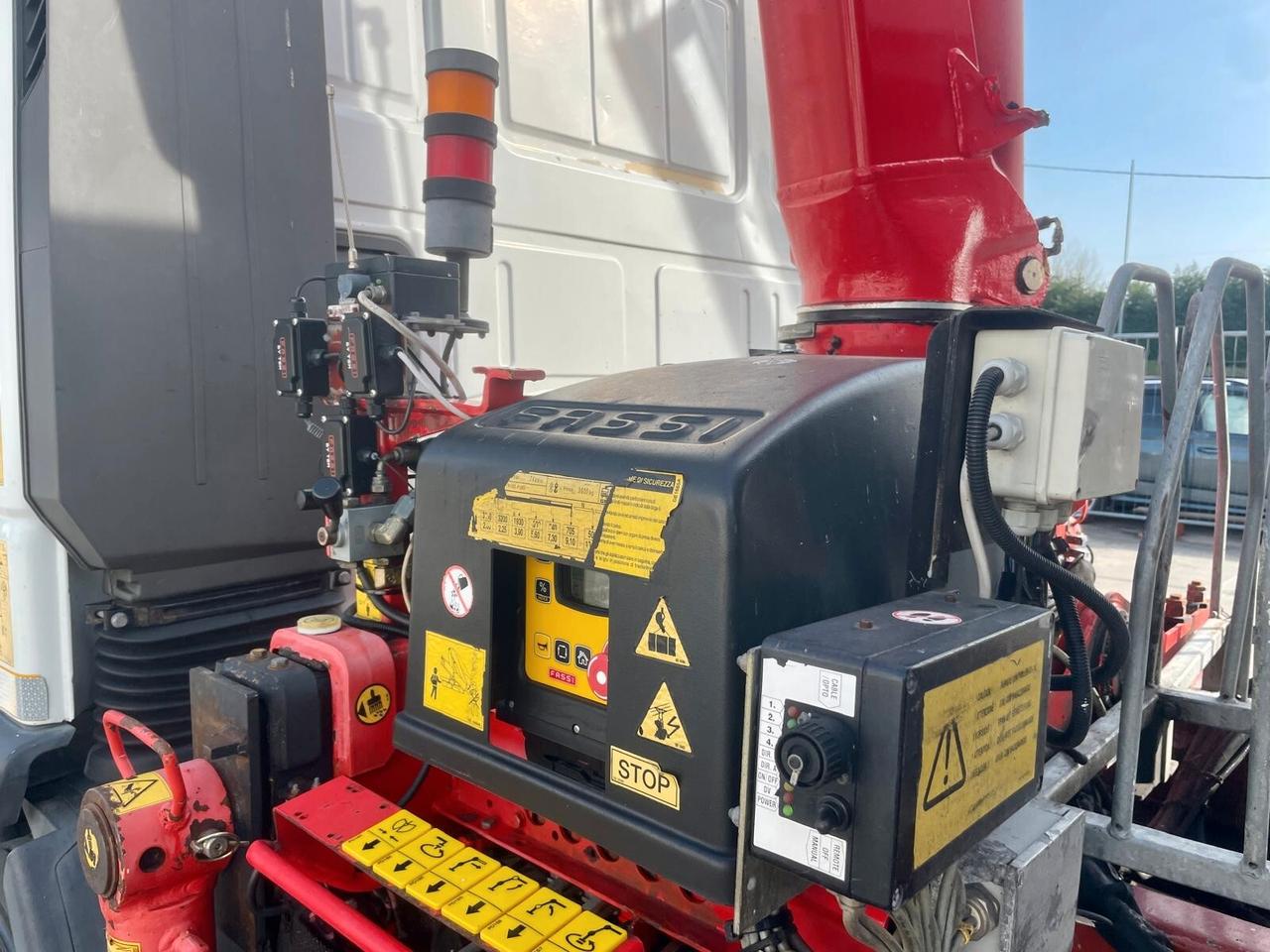 Iveco 100E18 - RIBALTABILE POSTERIORE CON GRU CARICATRICE FASSI F80 A.23