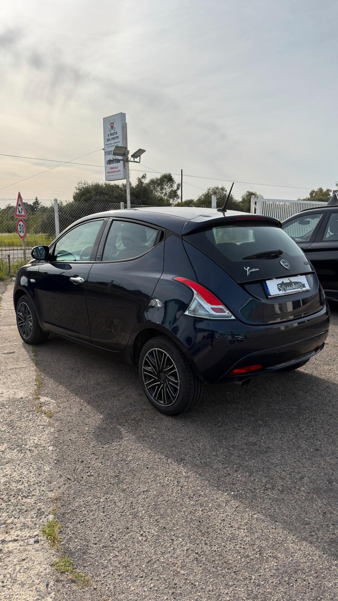 Lancia Ypsilon 1.0 FireFly 5 porte S&S Hybrid Ecochic Silver