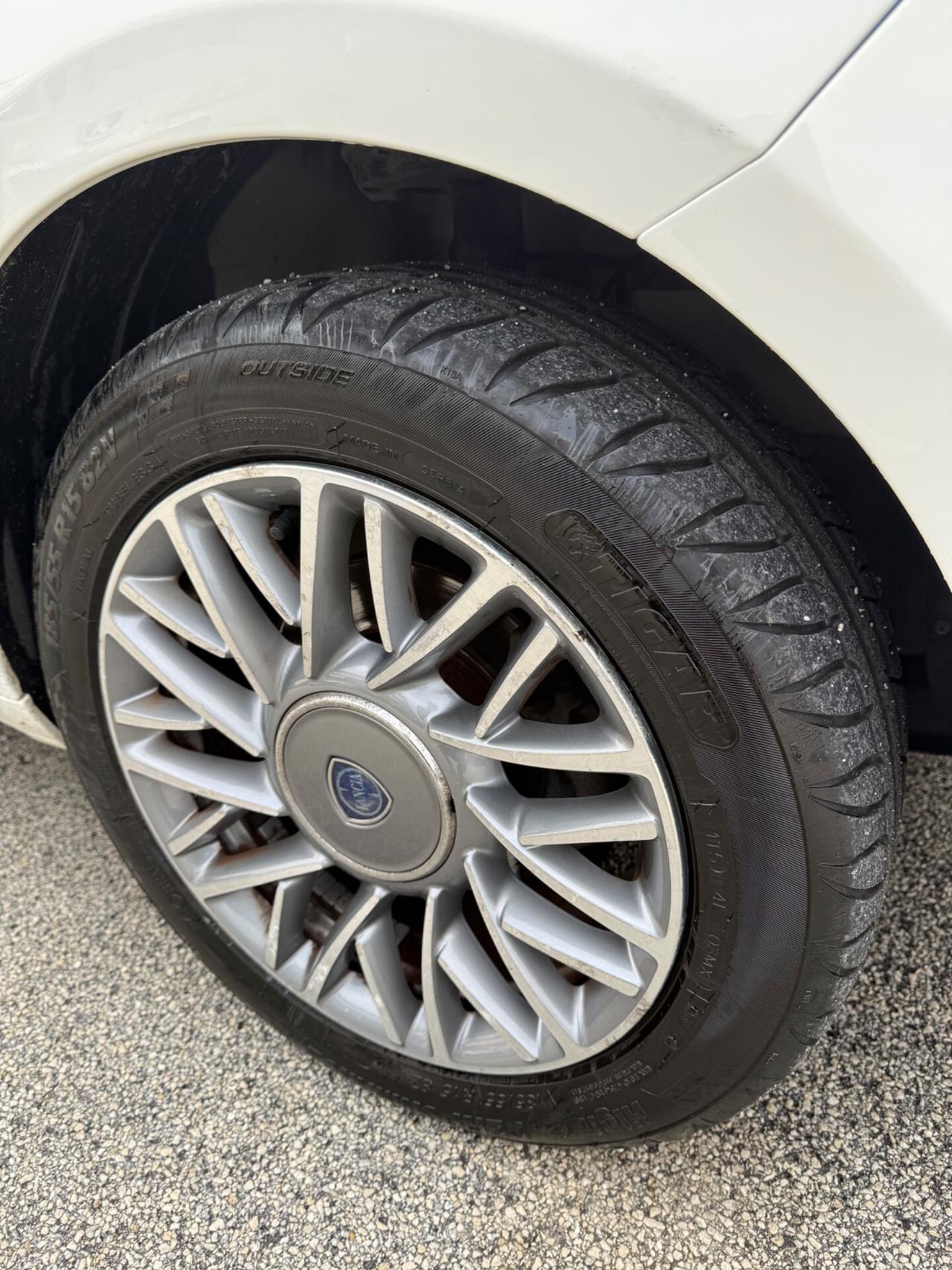 Lancia Ypsilon 1.3 MJT 75 CV Unyca