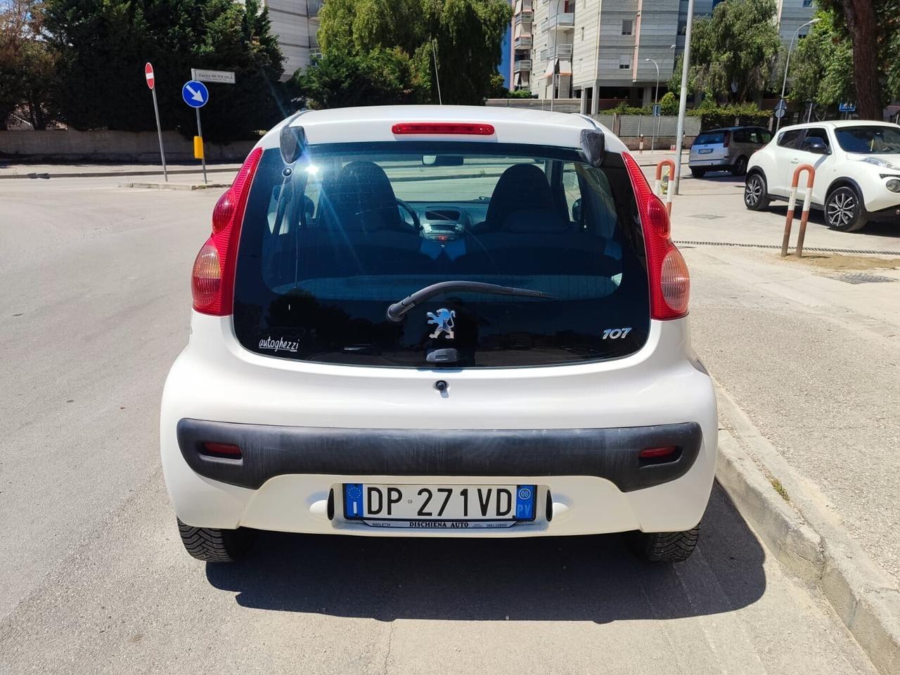Peugeot 107 1.0 BENZ. 68CV.
