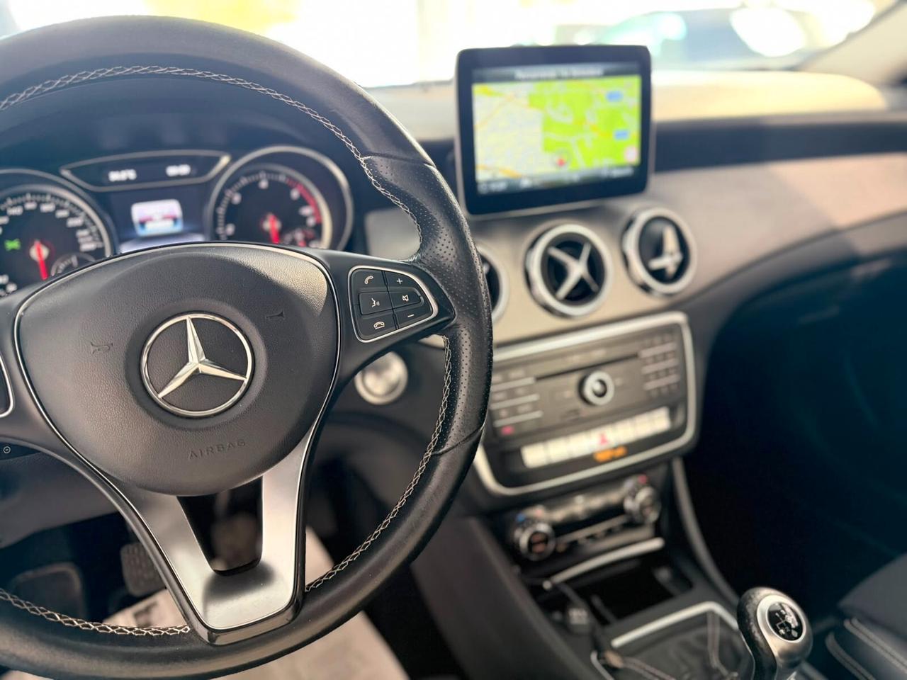 MERCEDES GLA 180D PREMIUM NEOPATENTATI
