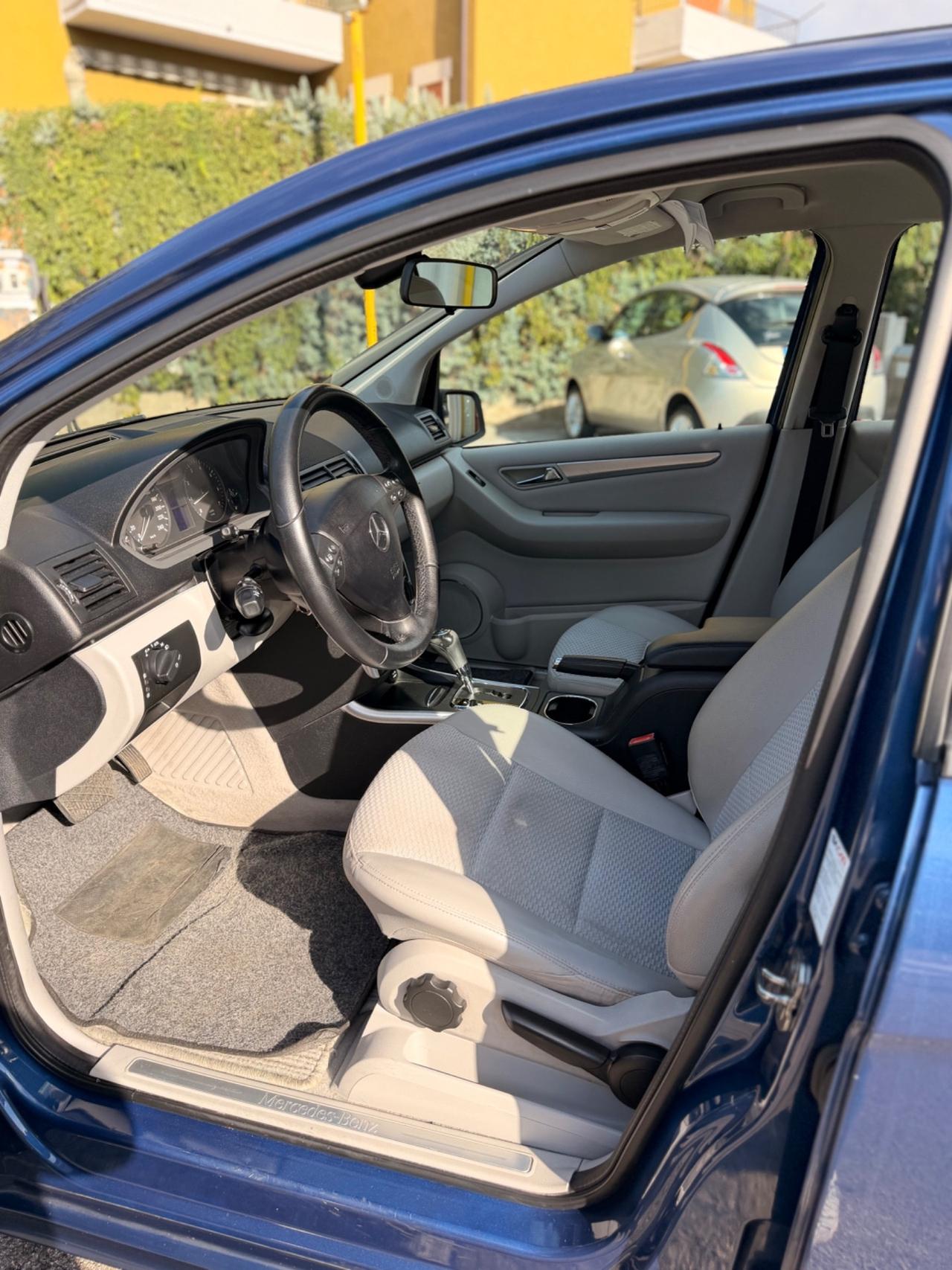 MERCEDES A180 automatico benzina neopatentati