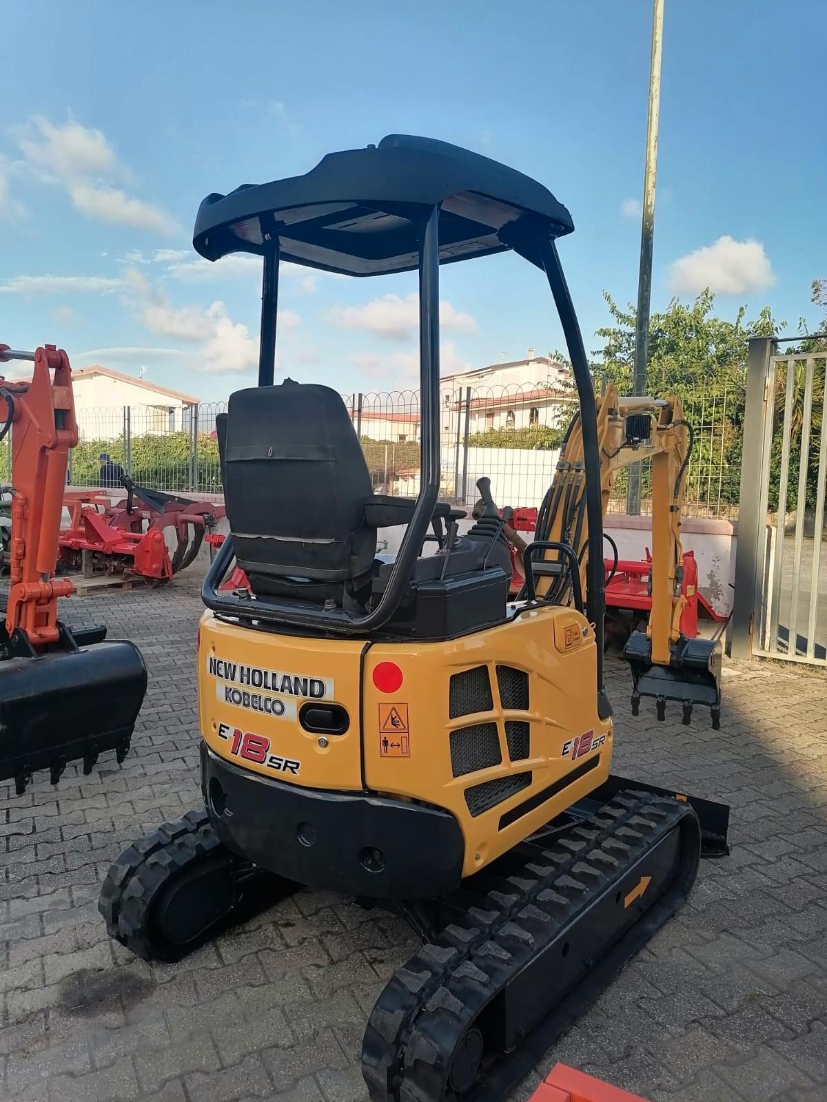 Escavatore Seminuovo New-Holland E18 SR (18 Quintali)