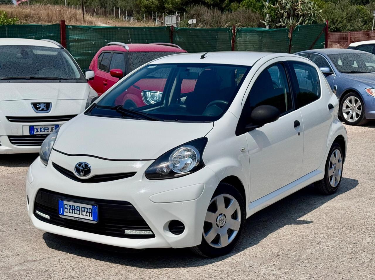 Toyota Aygo 1.0 VVT-i 69 CV 5 porte x-play MMT