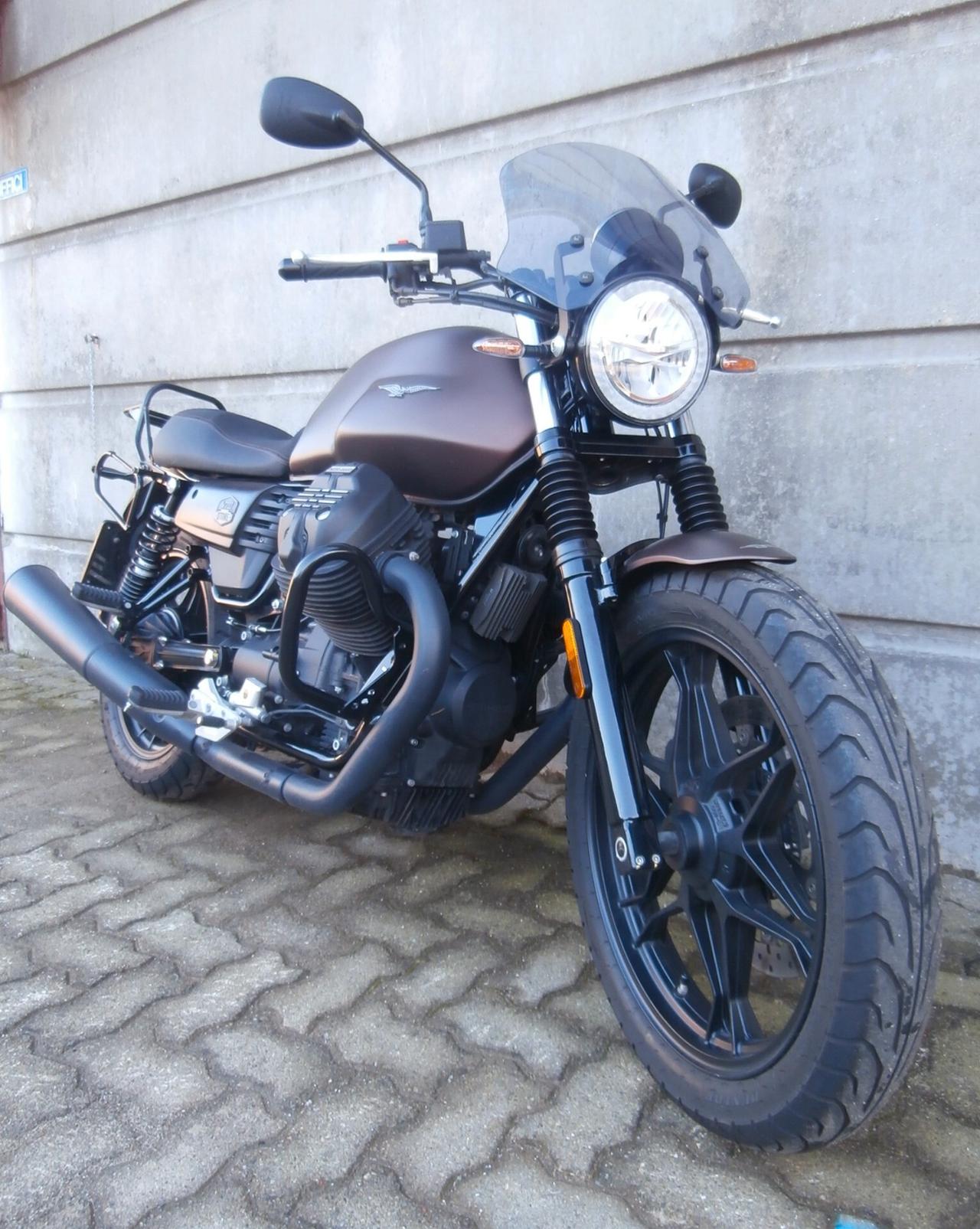 Moto Guzzi V7 III Stone Night Pack (2019 - 20) Passaggio incluso.