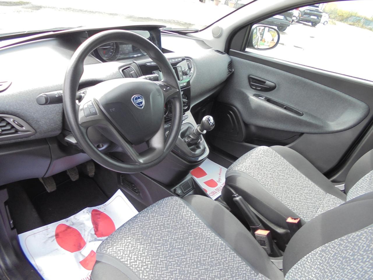 Lancia Ypsilon 1.0 FireFly 5 porte S&S Hybrid Silver