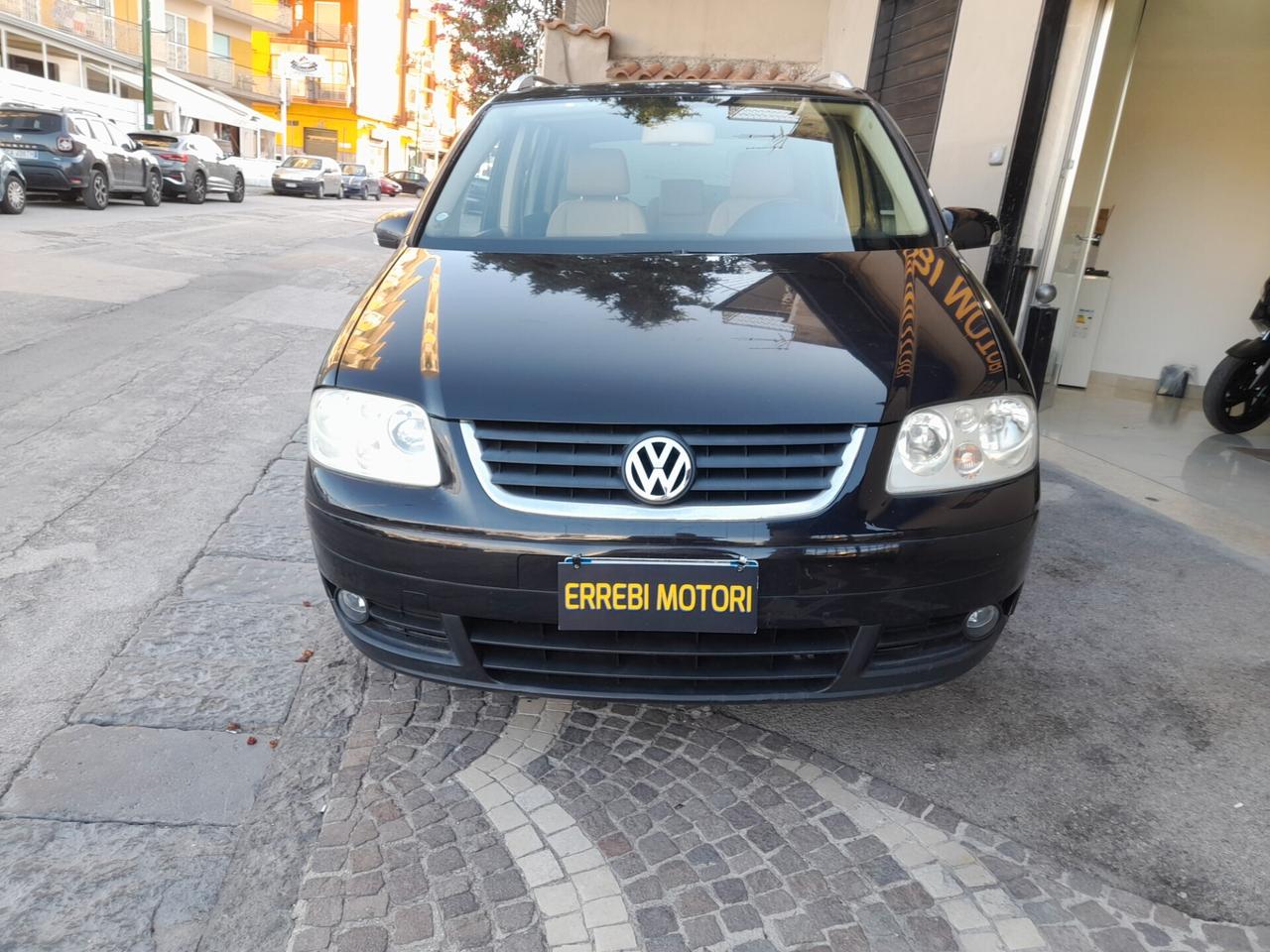 Volkswagen Touran 1.6 FSI Highline