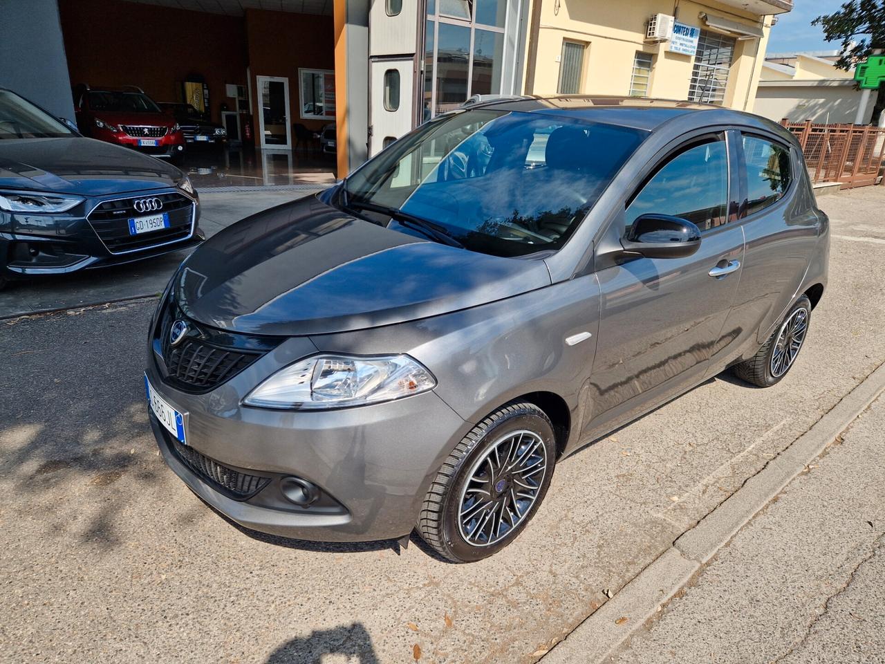 Lancia Ypsilon 1.0 FireFly 5 porte S&S Hybrid Silver