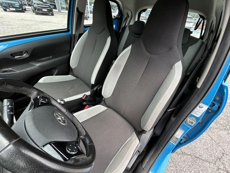 Toyota Aygo 1.0 VVT-i 69 CV 5p x-play NAVI + RETROCAMERA