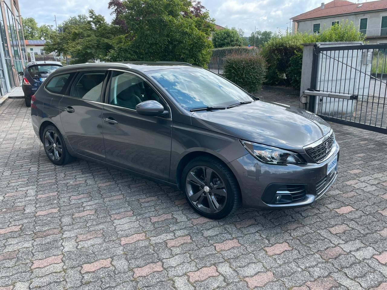 Peugeot 308 BlueHDi 130 S&S SW Allure