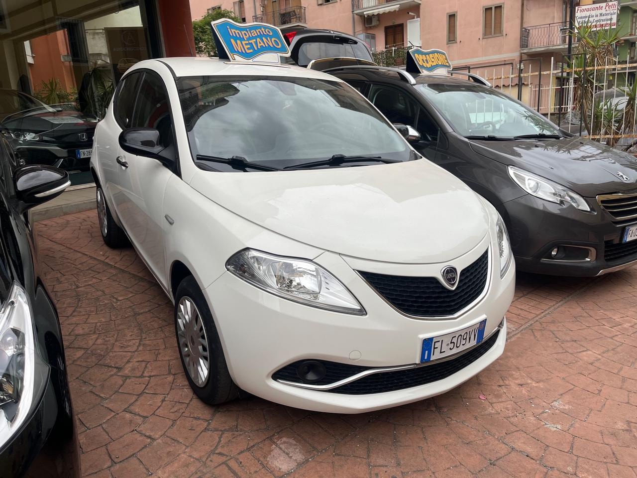 Lancia Ypsilon 0.9 TwinAir 85 CV 5 porte Metano Ecochic Silver