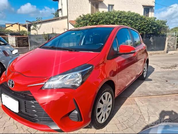 Toyota Yaris 1.0 72 CV 5 porte Cool CLIMA CERCHI APPLE CAR PLAY CRUISE BLUETOOTH ESENTE BOLLO NEO PATENTATI