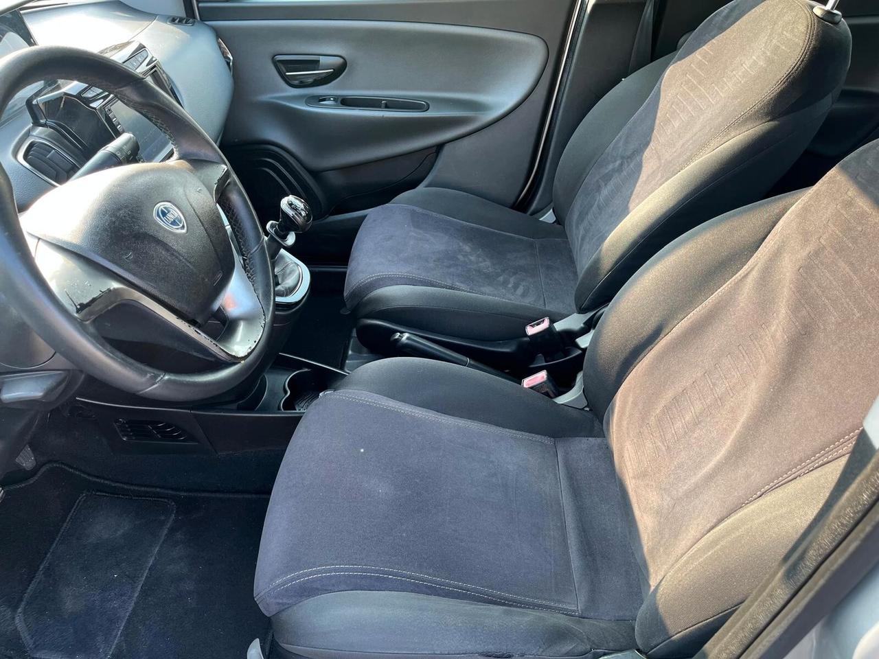 Lancia Ypsilon 0.9 TwinAir 85 CV 5 porte Metano Ecochic Silver