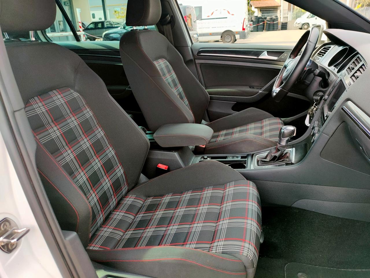 Volkswagen Golf GTI Performance 2.0 TSI 5p. dsg