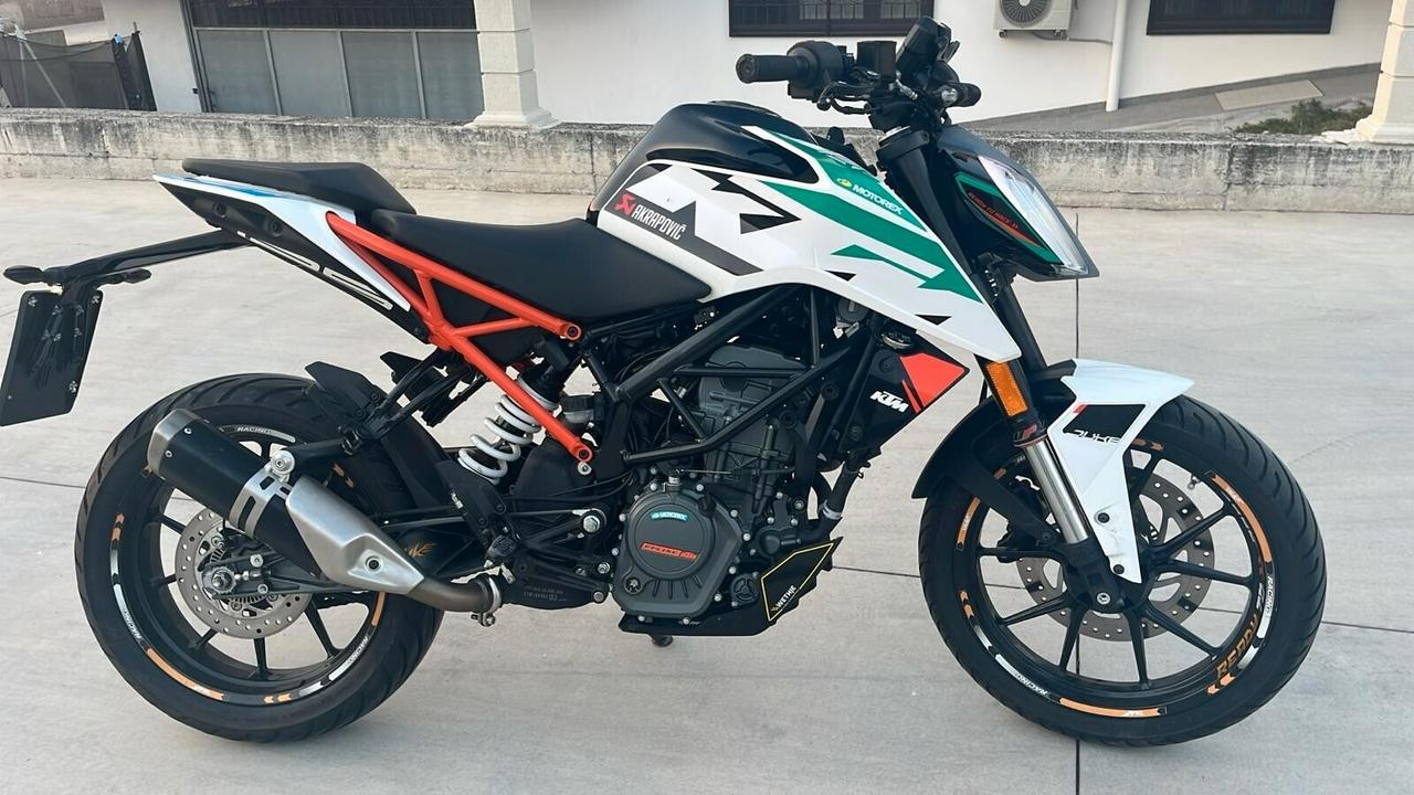 Ktm Duke 125 Grafiche Akrapovic Perfetta Anno 2017