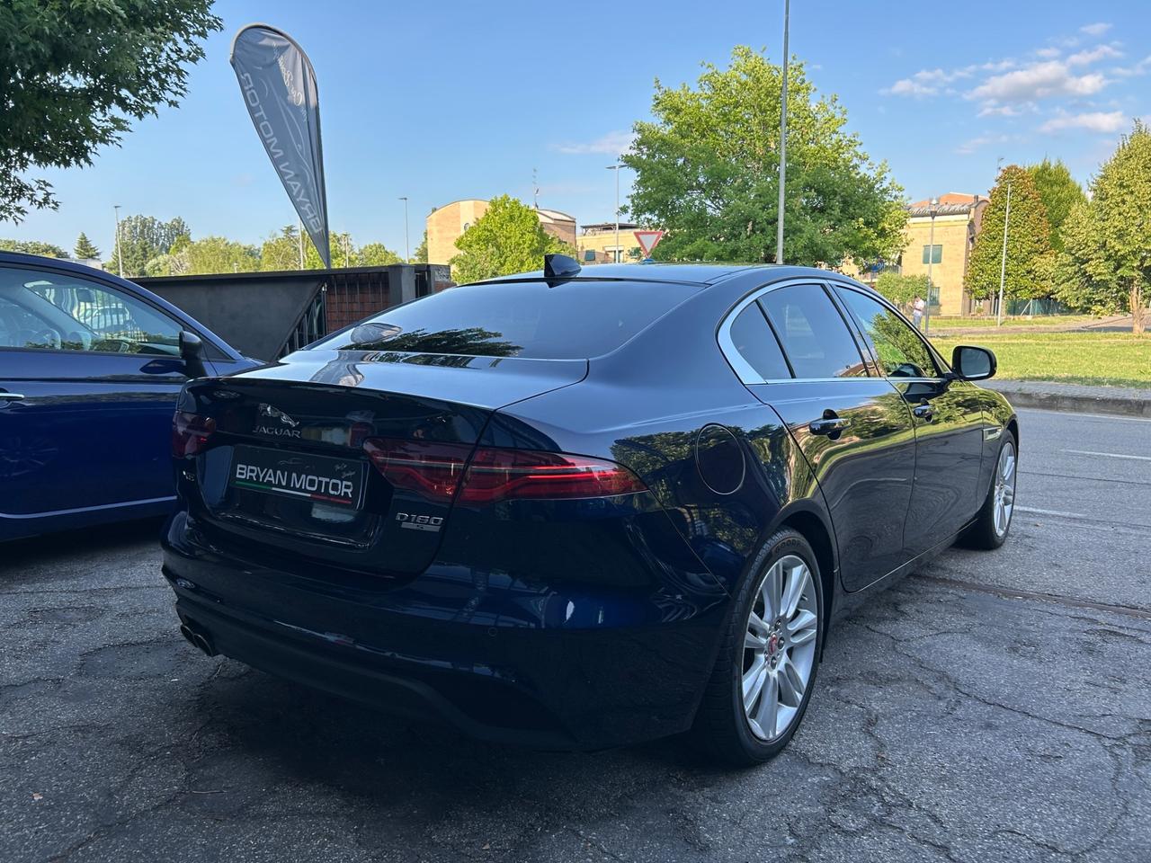 Jaguar XE 2.0 D 180 CV aut. R-Dynamic SE
