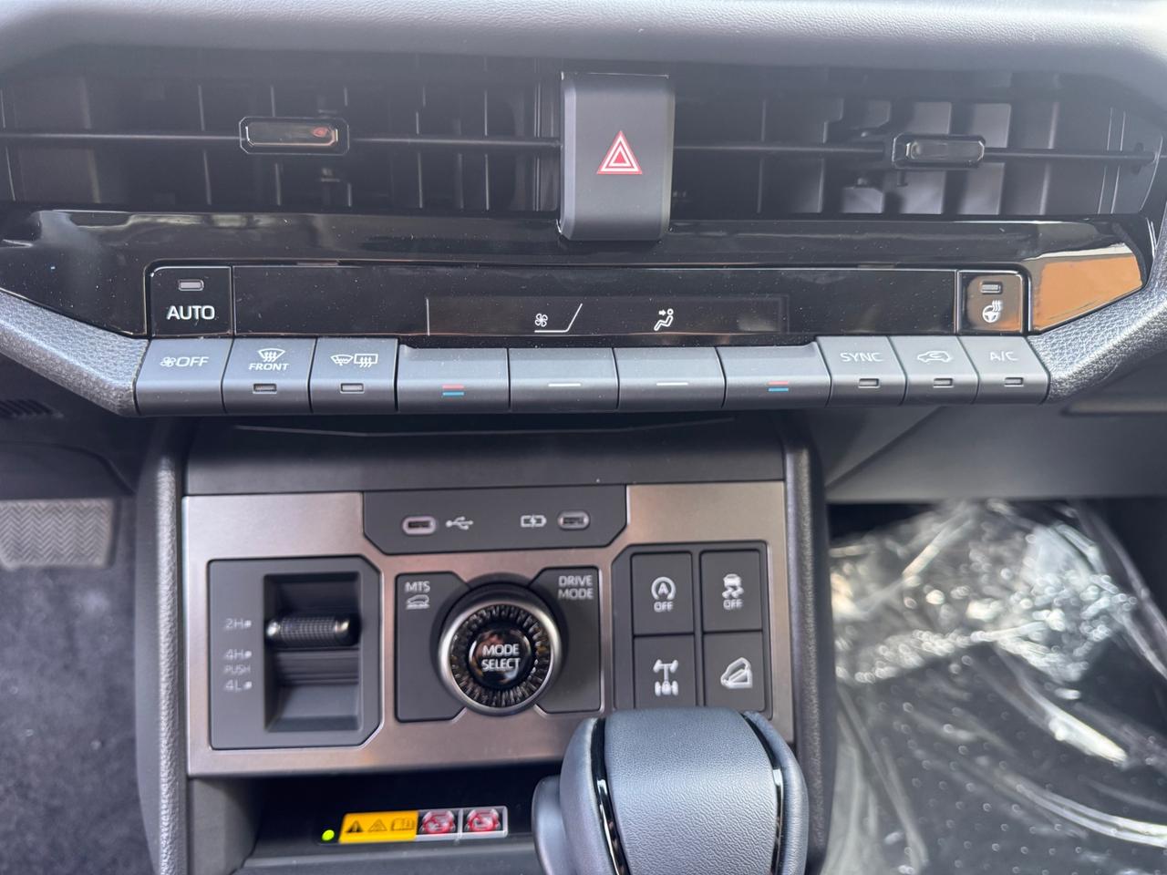 Toyota Hilux 2.8 D-4D A/T 4WD 48V 4 porte Double Cab Invincible