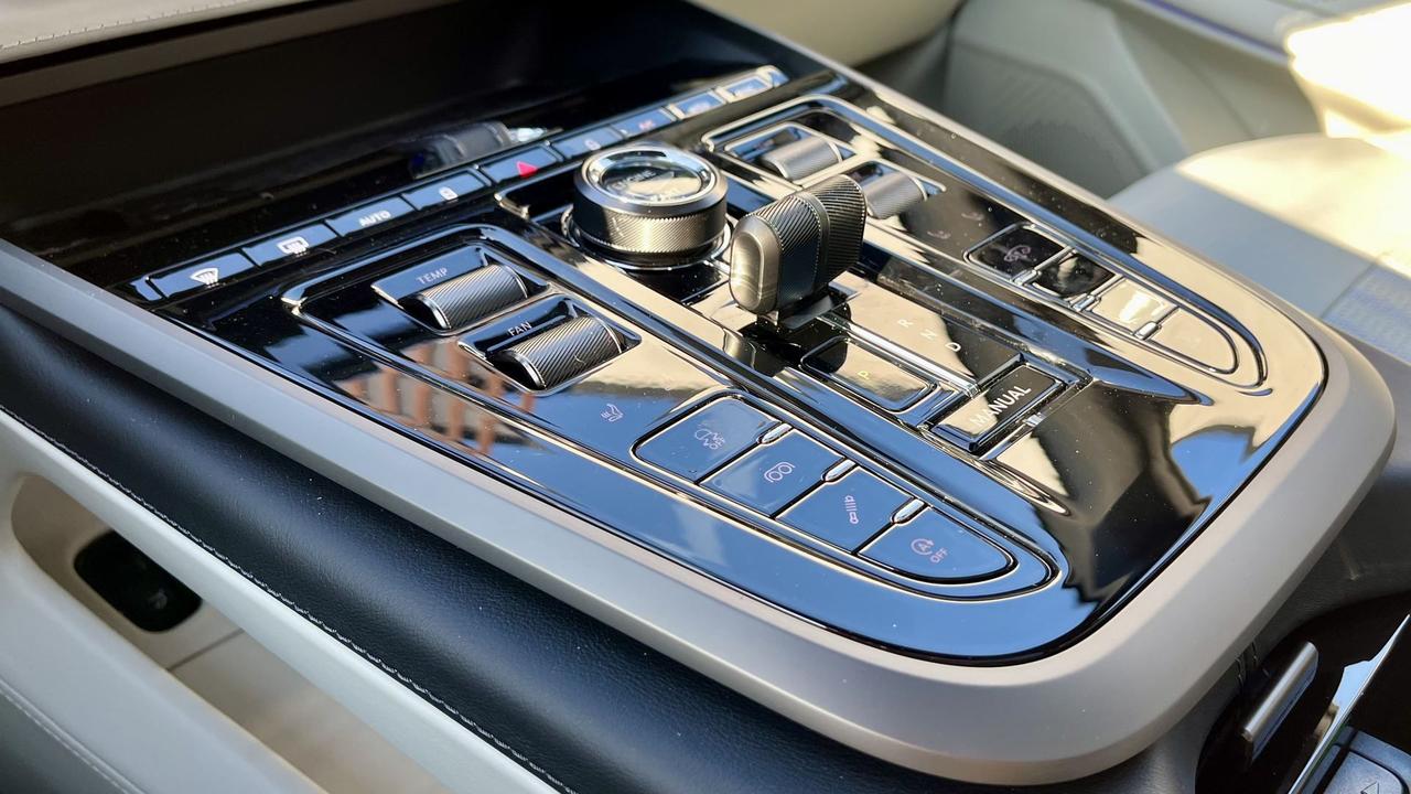 ASTON MARTIN DBX707 4.0